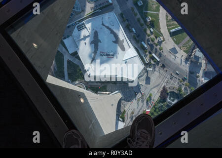 Blick vom Glasboden, der Aussichtsplattform des CN-Tower, Toronto, Kanada Stockfoto