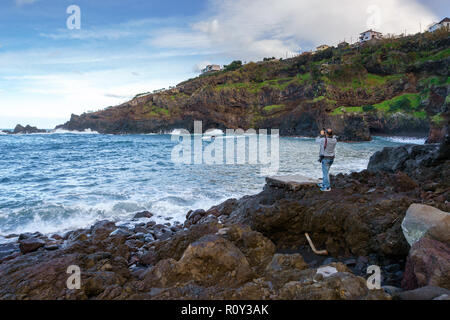 Mann fotografieren der felsigen Strand in Seixal, Madeira Stockfoto