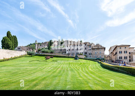 Assisi, Italien - 29 August 2018: Giardini di San Francesco, die Gärten des Heiligen Franziskus in der Nähe von Basilika mit grünem Rasen, alte, alte, mittelalterliche Bauen Stockfoto