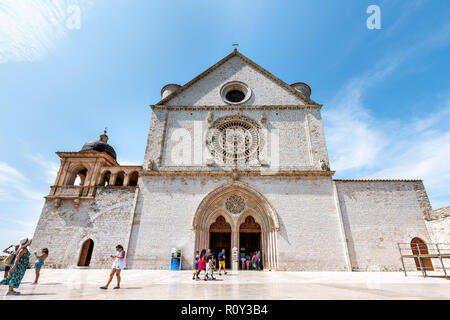 Assisi, Italien - 29 August 2018: Weitwinkelaufnahme der Päpstlichen Basilika des Heiligen Franziskus von Assisi, Kirche, Dom Fassade mit Menschen zu Fuß in entranc Stockfoto