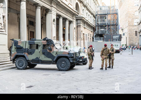 Florenz, Italien - 30 August 2018: Militär, Soldaten in der Tarnung Uniformen, Anzüge mit Lkw auf der Straße von antiken, mittelalterlichen Stadt von Fi Stockfoto