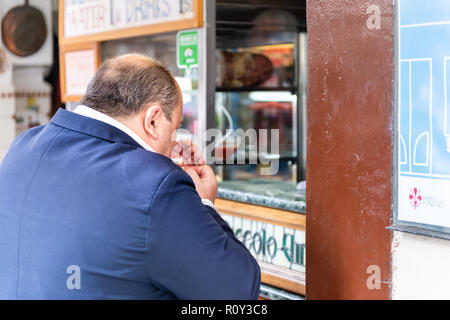 Florenz, Italien - 30 August 2018: Zurück der Italienischen groß, großer Mann, Kaufmann in Jacke, Business Anzug, weißes Hemd auf der Straße von Firenze Beleuchtung cig Stockfoto