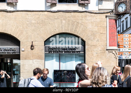 Florenz, Italien - 30 August 2018: Banca Monte dei Paschi di Siena S.p.A. Bankfiliale, Büro Eingang auf der viel befahrenen Straße von Firenze mit Vorzeichen, Uhr, win Stockfoto