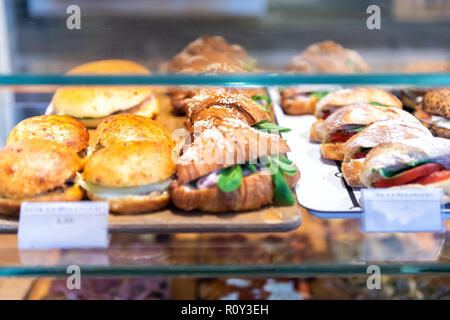 Anzeige von Store, Shop Verkauf von italienischen Panini, Sandwiches mit deli Bologna Fleisch, ricotta Käse, Tomaten, grüne Spinat, Brötchen, Croissants auf Fach, pl Stockfoto