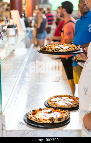 Florenz, Italien - 30 August, 2018: die Menschen in der Schlange, Queue, holding Fächer, kaufen Pizza Margherita, Essen aus Café, Bäckerei, in Firenze Mich Stockfoto