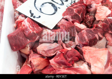 Nahaufnahme von vielen Rindfleisch Klumpen, in Scheiben geschnitten auf Retail display Store, Shop in Metzger Einkaufsviertel im Kühlschrank, kühlfahrzeug mit Preis, Etikett Stockfoto