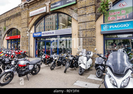 London England, Großbritannien, Lambeth Vauxhall, Verkaufshändler, Geschäfte, Exterieur, Motorräder, Sportfahrräder, Roller, Ducati, Triumph, Piaggio, Ausstellungsverkauf, Großbritannien GB Englisch EU Stockfoto