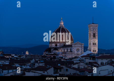 Stadtbild, skyline Luftbild auf Firenze, Italien, italienische Stadt in der dunklen Nacht, Dämmerung, Dämmerung, Häuser, Gebäude, Dächer, Dächer, beleuchtete Florenz Stockfoto