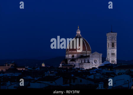 Stadtbild, skyline Luftbild von Firenze, Italien, italienische Stadt in der dunklen Nacht, Dämmerung, Dämmerung, Häuser, Gebäude, Dächer, Dächer, beleuchtete Florenz Stockfoto