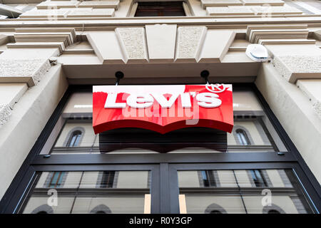 Florenz, Italien - 31. August 2018: Low Angle bis Blick auf Levi's, Levi's Storefront, Fassade von Shop, Store in Florenz, italienische Stadt mit Stockfoto