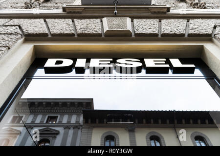 Florenz, Italien - 31. August 2018: Low Angle bis Blick auf Diesel Storefront, Fassade von Shop, Store in Florenz, italienische Stadt mit Vorzeichen, Stockfoto