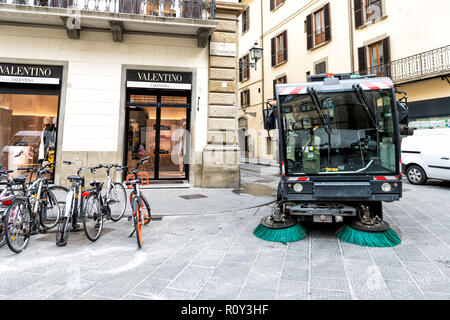 Florenz, Italien - 31 August, 2018: Montierte Street Sweeper Maschine, Lkw mit Bürsten reinigen, Putzen leere Straße in Florenz, italienische Stadt, mit Nob Stockfoto