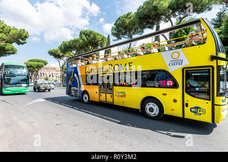 Rom, Italien, 4. September 2018: Vatikan und Roma gelbe Tour Double Decker Hop on, hop off-Bus mit Colosseum Amphitheater im Hintergrund, Menschen mit b Stockfoto