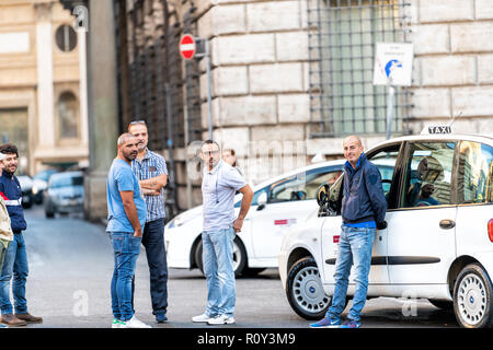 Rome, Italien - 5 September, 2018: die Gruppe der italienischen Roma Taxi männliche Fahrer, Männer, Versammlung, Sitzung, Warten auf Kunden, auf der Straße, Straße, Bürgersteig Stockfoto