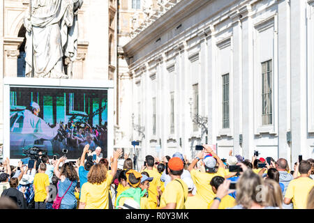 Der Staat der Vatikanstadt - 5. September 2018: Papst Franziskus reiten, auf Papstwagen, Papstwagen, bei der Generalaudienz mit Menge, Leute winkende Hände, gre Stockfoto