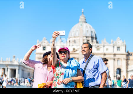 Der Staat der Vatikanstadt - September 5, 2018: Familie, Gruppe von drei Frauen, Frauen, Mann, Telefon, wobei selfie mit St. Peters Basilica, Quadrat, Menge o Stockfoto