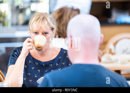 Rome, Italien - 5 September, 2018: Closeup Portrait von älteren, alten italienischen Paar an draußen zu sitzen, im Freien mit Tisch, Stühlen, Cafe, Restaurant drinki Stockfoto