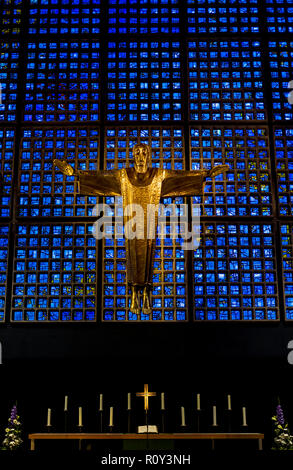 Statue von Christus gegen den blauen Glasmalereien in der Kaiser-Wilhelm-Gedächtniskirche, Berlin, Deutschland Stockfoto