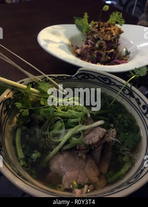 Mahlzeit von Pho und Papaya Salat bei Madame Yen auf Hang Gai in Hanoi, Vietnam Stockfoto