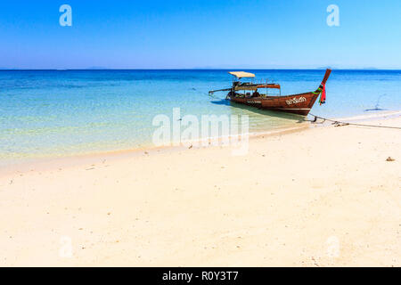 Long tail Boot auf weißen Sandstrand auf der Insel Koh Lao Liang, ThailandKoh Lao Liang, Thailand Stockfoto