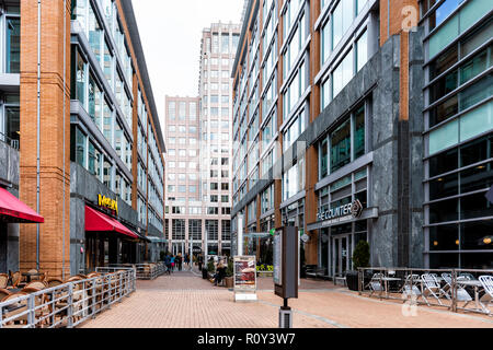 Reston, USA - 11. April 2018: Zentrum Gebäude Architektur, Gehweg Straße Straße während des Tages, das französische Restaurant in Nordvirginia, Leute auf De Stockfoto