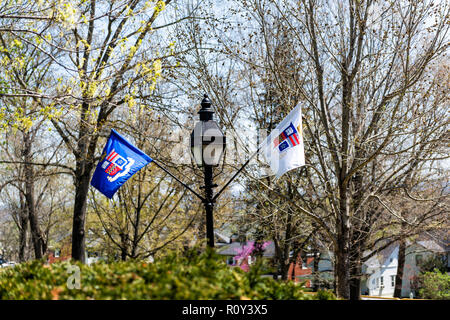 Lexington, USA - 18. April 2018: Washington und Lee University Hall Bürgersteig in Virginia Außenfassade während der sonnigen Tag mit niemand, Fahnen, Bäume Stockfoto