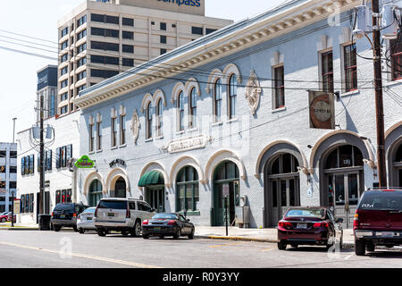 Montgomery, USA - 21. April 2018: Straße Straße während des Tages in der Hauptstadt Alabama Stadt, Autos in der Innenstadt Altstadt durch die Gasse der historischen Geschäften geparkt, Restaurant Stockfoto