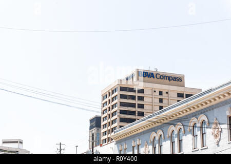 Montgomery, USA - 21. April 2018: Die Suche nach von der Straße bei Tag in der Hauptstadt Alabama Stadt, skyline Stadtbild für BBVA Compass, Renasant Bank buildin Stockfoto