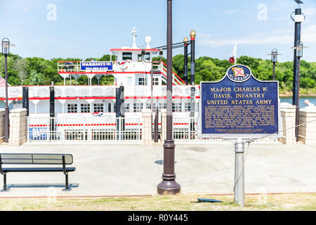 Montgomery, USA - 21. April 2018: Die äußeren Zustand von Alabama Fähre Kreuzfahrtschiff Harriott Zeichen während der sonnigen Tag mit alten, historischen Architektur Stockfoto