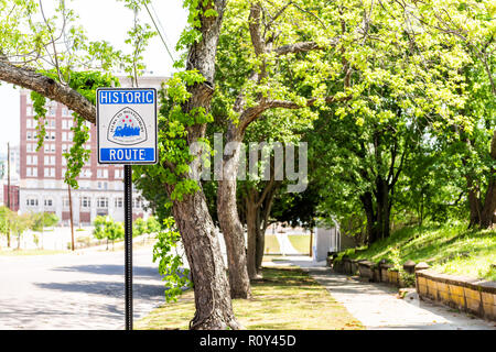 Montgomery, USA - 21. April 2018: Historische Straße Straßenschild closeup während des Tages in der Hauptstadt Alabama Stadt in der Innenstadt Altstadt historische Blue Trail Stockfoto