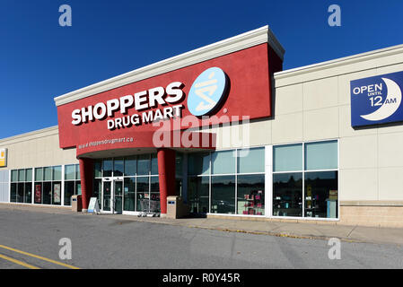 Ottawa, Kanada - 3. November 2018: Der Shopper Drug Mart in Kanata, einem Vorort von Ottawa. Die kanadischen Apotheke wurde 1962 gegründet und hat heute über 1300 Stockfoto