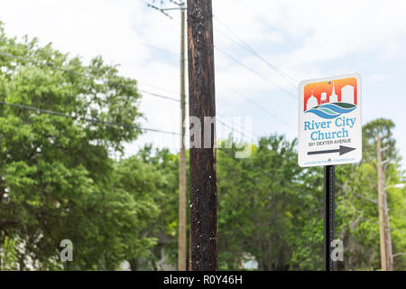 Montgomery, USA - 21. April 2018: Street Schild während des Tages in der Hauptstadt Alabama für River City Kirche auf der Dexter Avenue, Richtungen Stockfoto