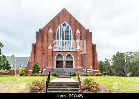 Montgomery, USA - 21. April 2018: Die äußere Fassade aus Backstein Cloverdale Kirche Schritte Eingang während des Tages in der Hauptstadt Alabama Stadt, niemand, auf Fairview Av Stockfoto