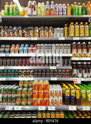 BANGKOK, THAILAND - 27. Oktober: die verschiedenen Flaschen und Dosen trinken Kaffee, grüner Tee in den Regalen im Supermarkt stehen gestapelt. Am 27. Oktober 2018 in Stockfoto