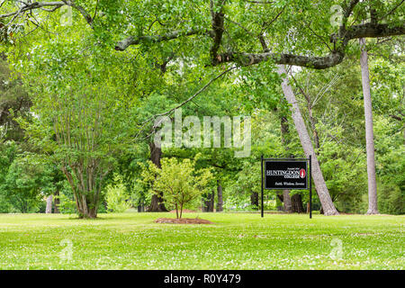 Montgomery, USA - 21. April 2018: Zeichen für private liberal arts Huntingdon College in Alabama mit Green Park Eingang Stockfoto