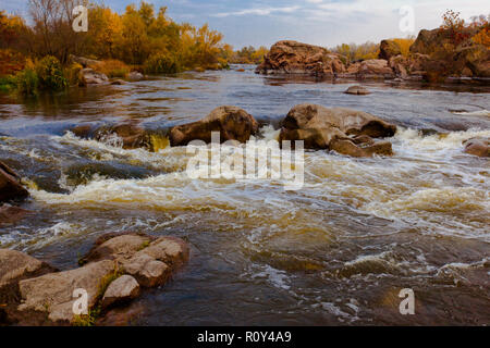 Leistungsstarke Strom von Wasser geht um Stein rapids mit Spritzern und Schaum Nahaufnahme Stockfoto