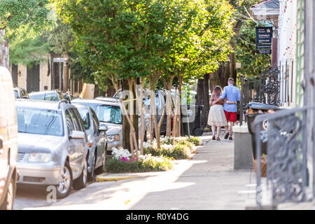 New Orleans, USA - 22. April 2018: Old Street Historic District in Louisiana berühmten Stadt, Stadt, Paar, umarmen, die Arme um die Taille, Körper Wal Stockfoto