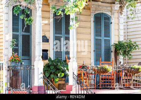 New Orleans, USA - 22. April 2018: Alte Dauphine Street Historic District in Louisiana berühmten Stadt, Stadt, lila lackiert Haus Wand bunt Eingang, Stockfoto