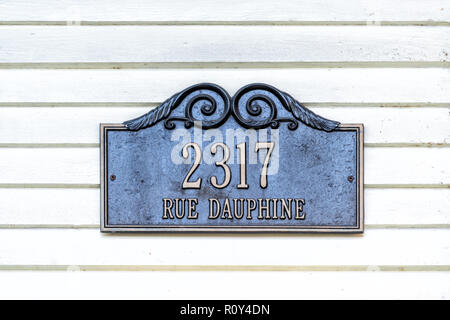 New Orleans, USA - 22. April 2018: Alte Dauphine Street Historic District in Louisiana berühmten Stadt, Stadt, Nahaufnahme von Haus Wand metall Adresse anmelden Taub Stockfoto
