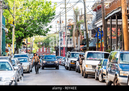 New Orleans, USA - 22. April 2018: Frenchmen Street in Louisiana, Stadt, Stadt, man walking in Marigny Nachbarschaft durch Bars Restaurants Architektur Stockfoto