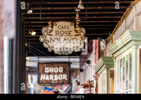 New Orleans, USA - 22. April 2018: Frenchmen Street überdachten Bürgersteig in Louisiana Stadt, Stadt, Gebäude, Zeichen closeup für Cafe Rose Nicaud Französische resta Stockfoto