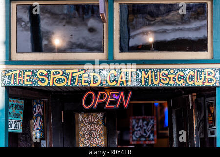 New Orleans, USA - 22. April 2018: Frenchmen Street in Louisiana, Stadt, Stadt, Gebäude, Zeichen closeup für berühmte Spotted Cat Music Club, geöffnet Stockfoto