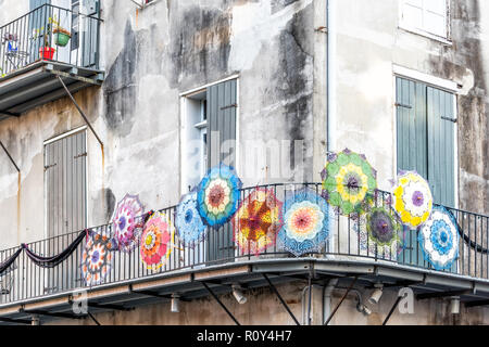 New Orleans, USA - 22. April 2018: Antique store mit Sonnenschirmen farbenfrohes Design auf dem Balkon Straße in Louisiana berühmten Stadt, Stadt, niemand Stockfoto