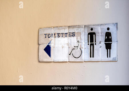 Toiletten Badezimmer Toiletten französische Fliesen für Wand auf bürgersteig Nahaufnahme in der Stadt, Stadt, niemand, Architektur, Symbol Stockfoto
