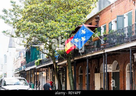 New Orleans, USA - 22. April 2018: die Altstadt von Chartres Street in Louisiana berühmte Stadt, Geschäfte im Sonnenuntergang Abend, Stadtbild, St Louis Kathedrale Stockfoto