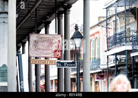 New Orleans, USA - 22. April 2018: St. Peter Pierre Straße Bürgersteig in Louisiana Stadt, Stadt, Gebäude, Zeichen closeup für Cafe Pontalba basiert, kreolisch Cajun cui Stockfoto