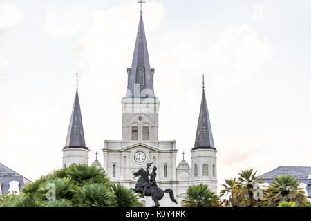 New Orleans, USA Chartres Street in Louisiana berühmten Stadt, Stadt mit St. Louis Kathedrale Kirche Basilika Uhrzeit, Jackson Square Park Stockfoto