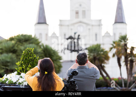 New Orleans, USA - 22. April 2018: Innenstadt Altstadt Louisiana Stadt Stadt mit berühmten St. Louis Kathedrale, Jackson Square Park, zurück von Menschen ta Stockfoto