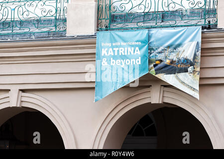 New Orleans, USA - 22. April 2018: Innenstadt Altstadt Chartres Street in Louisiana berühmten Stadt, Stadt, Jackson Square, Nahaufnahme von Hurrikan Katrina Zeichen Stockfoto