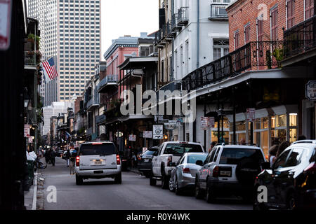 New Orleans, USA - 22. April 2018: Innenstadt Altstadt dunkle Nacht Royal Street in Louisiana berühmten Stadt, Stadt mit Autos im Verkehr Stockfoto